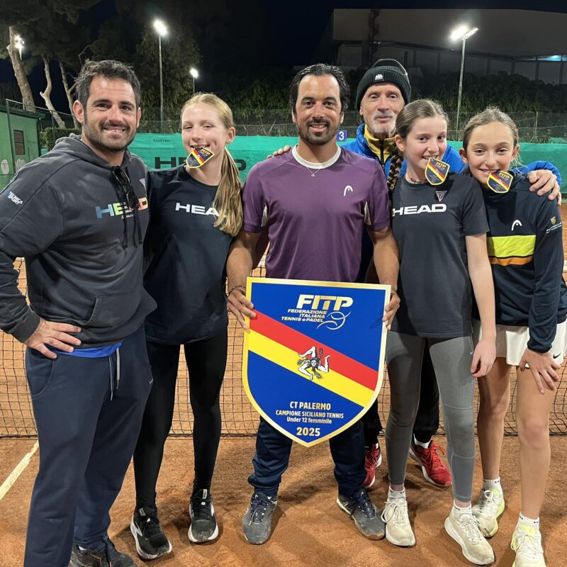 La squadra under 12 femminile con gli scudetti
